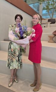 NBCC CEO overhandigt bloemen aan Janet Poot