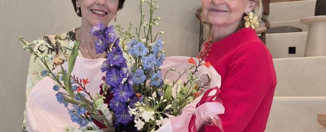 NBCC CEO Lyne Biewinga overhandigt bloemen and Janet Poot
