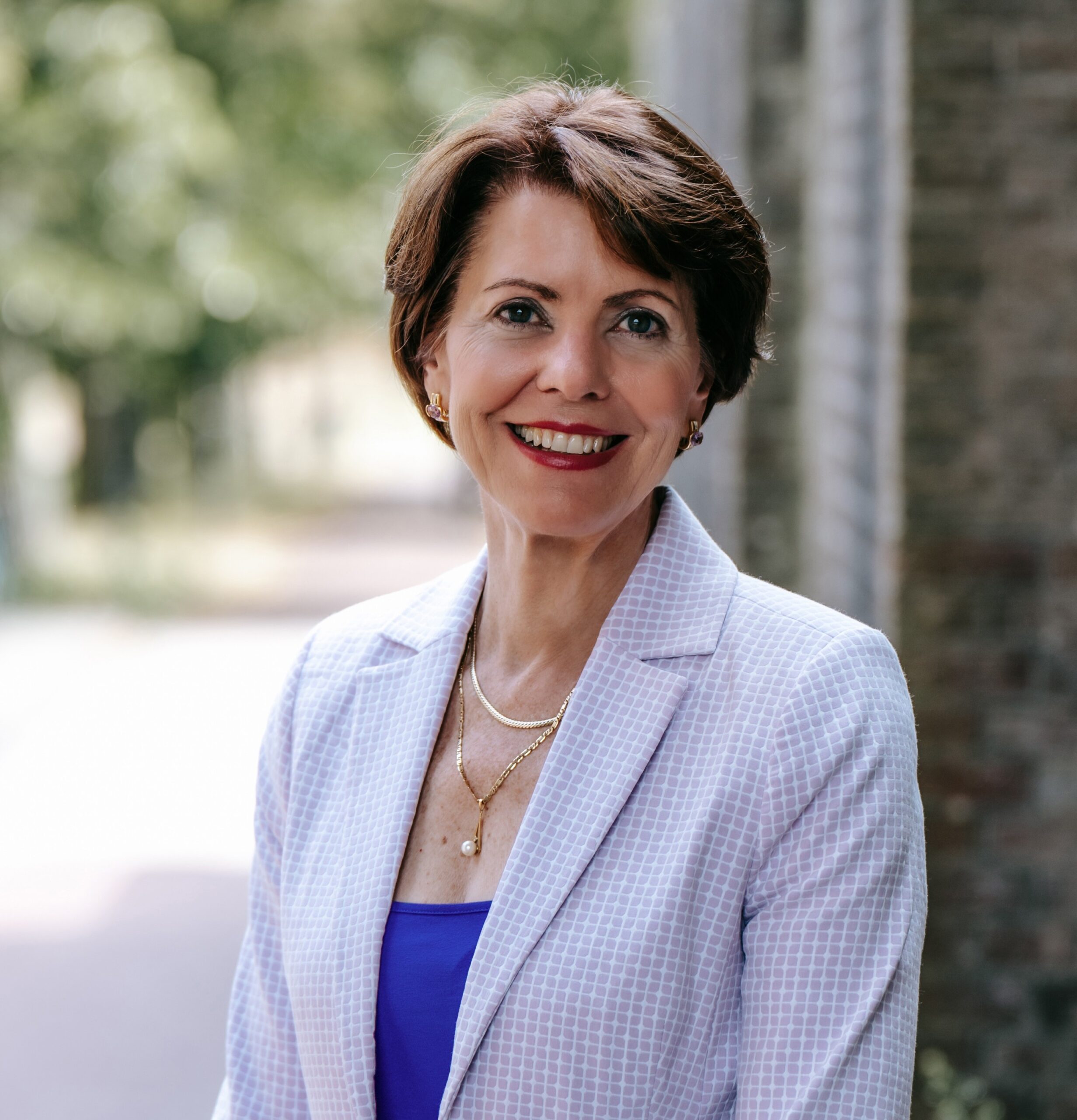 Portretfoto Janet Poot zittend aan een bureau
