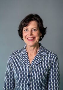 Portretfoto Caroline Allertz met kobaltblauwe blazer